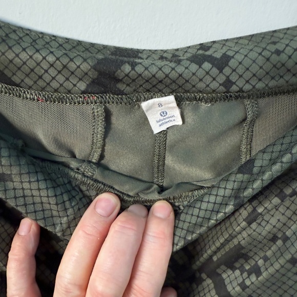 Lululemon Jet Crop Slim Luxtreme – Ziggy Snake (Green/black) Size 8 - Picture 4 of 5